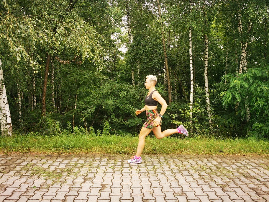 Sylwia Jabłońskiej w trakcie biegu, w spódniczce sportowej z pasem pro Nessi Sportswear