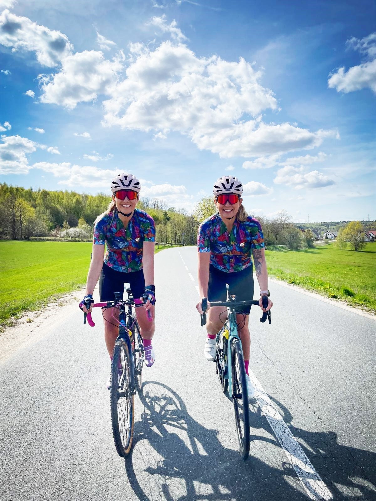Aktywne Bliźniaczki na rowerach szosowych w odzieży Nessi Sportswear