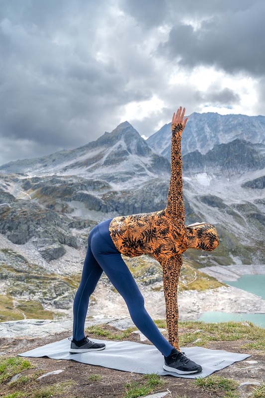 Ola rozciąga się w trakcie sesji zdjęciowej w Alpach, w odzieży Nessi Sportswear.