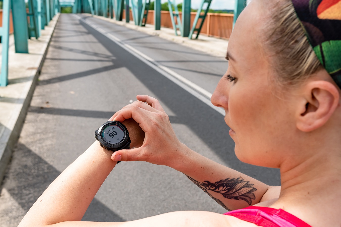 Joanna Świst mierzy tętno za pomocą zegarka sportowego.