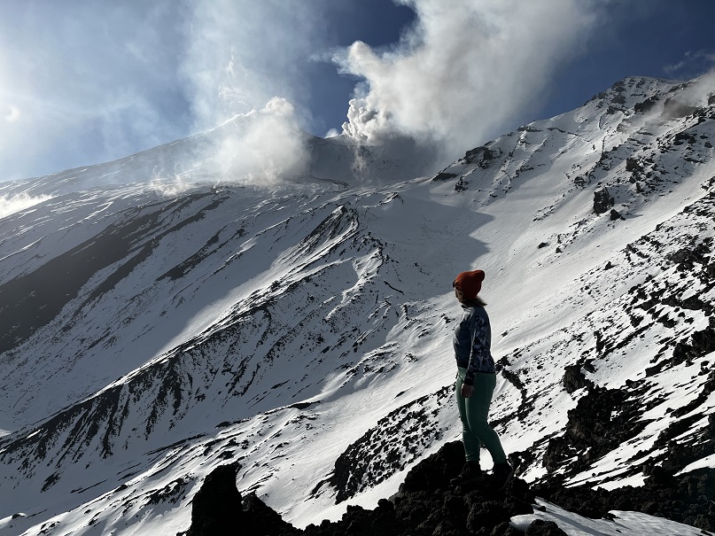 Ola w odzieży Nessi Sportswear. Etna, Sycylia.