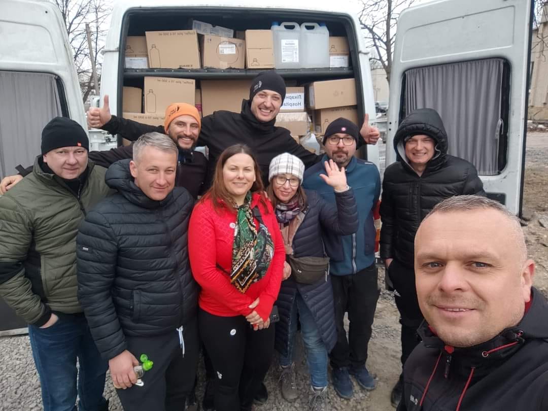 Ewa w trakcie pomocy humanitarnej dla Ukrainy. Artykuł Nessi Sportswear.