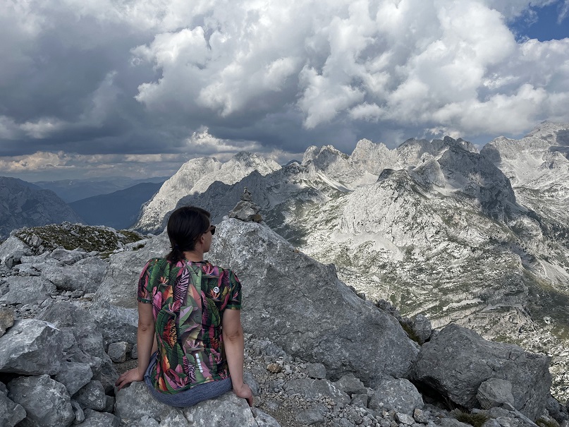 Góry Przeklęte, Maja e Harapit, Albania. Ola w odzieży Nessi Sportswear.