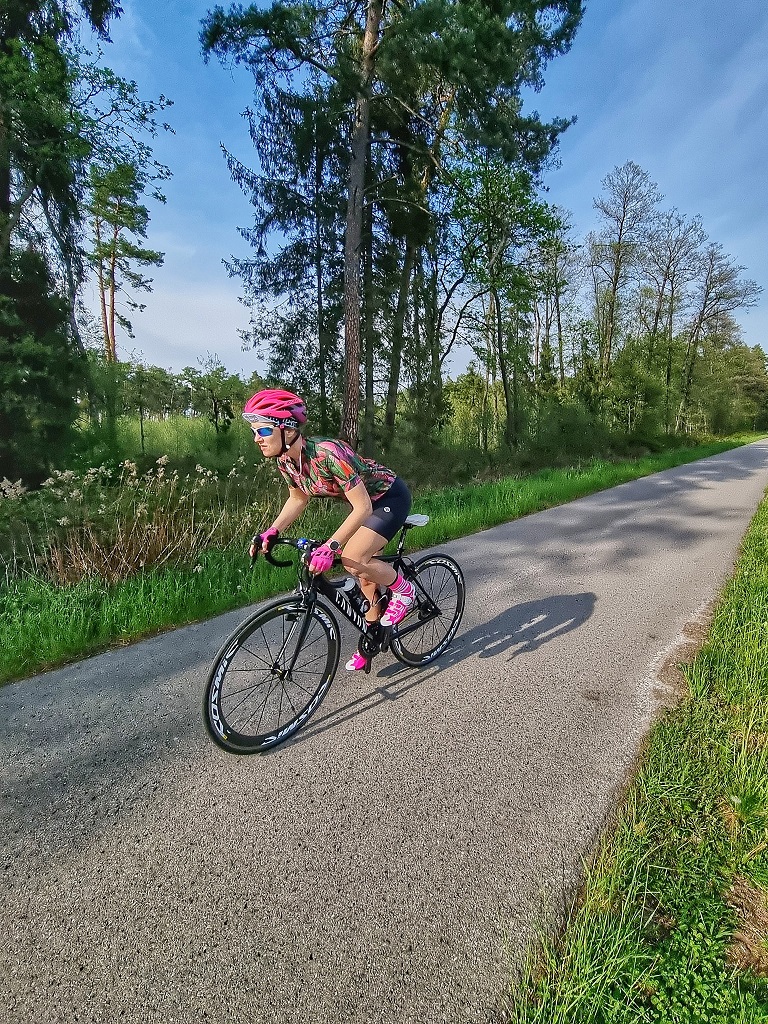 Iwona Wojas na rowerze szosowym w stroju rowerowym Nessi Sportswear