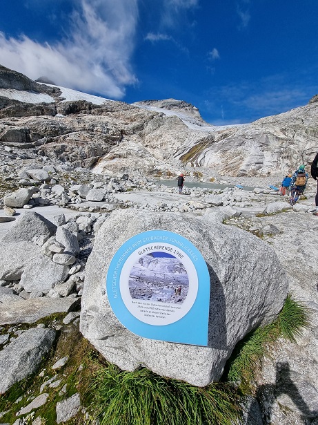 Tablica informująca o zmianach zachodzących na lodowcu, misja Alpy, Nessi Sport.