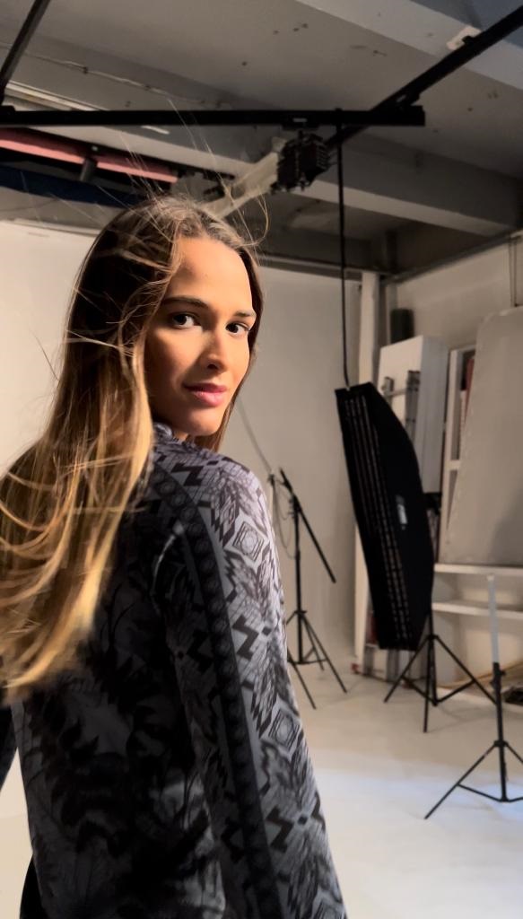 Modelka Ola podczas sesji zdjęciowej w odzieży Nessi Sport.