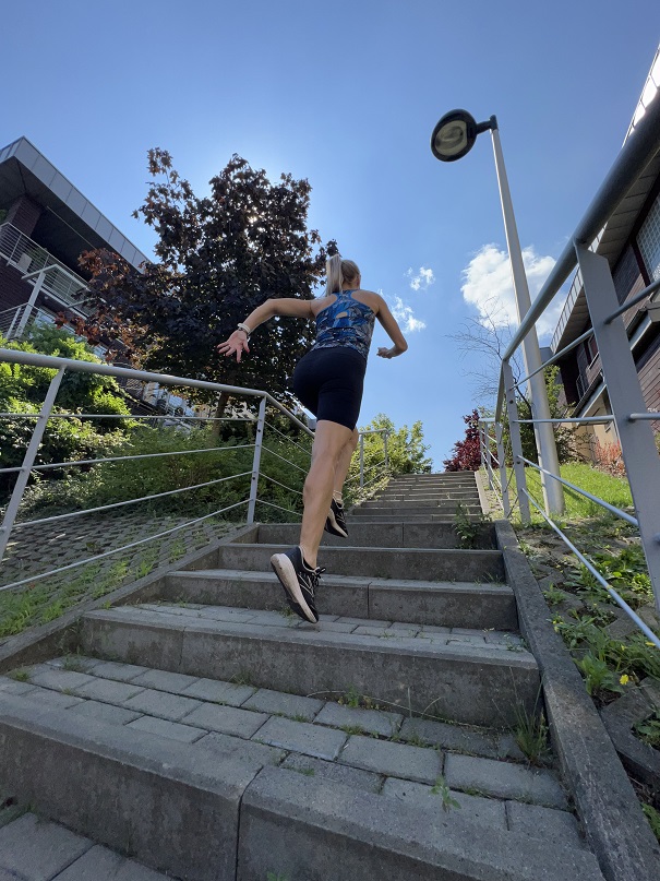Ola podczas podbiegu na schodach, w odzieży Nessi Sport.