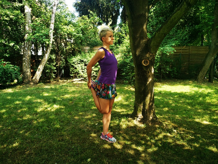 Sylwia rozgrzewa się przed treningiem w odzieży Nessi Sportswear