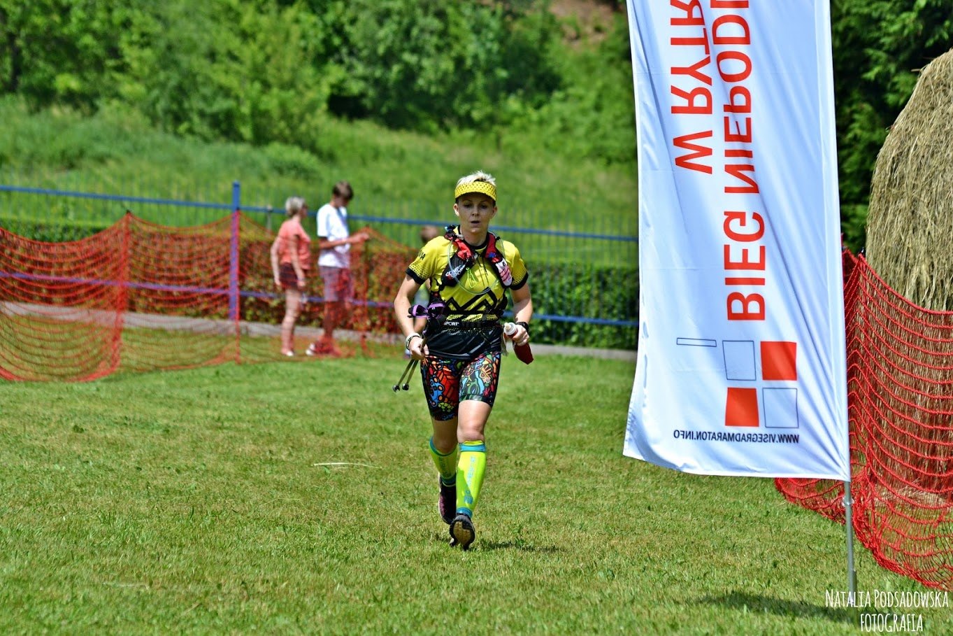Sylwia Jabłońska podczas zawodów w Rytrze biegnie z softflaskiem