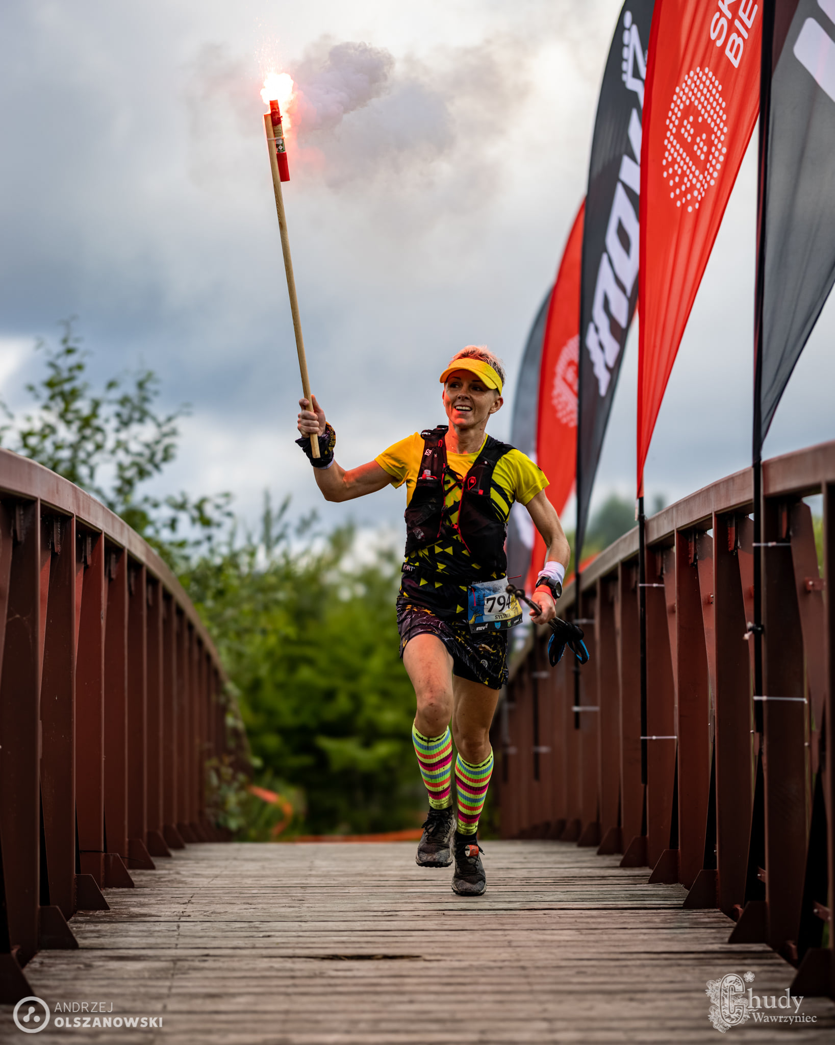 Sylwia Jabłońska biegnie z racą podczas biegu Chudy Wawrzyniec