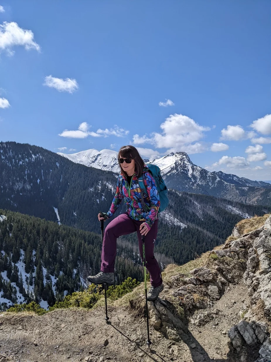 Aleksandra podczas trekkingu z kijami trekkingowymi i w odzieży Nessi Sportswear