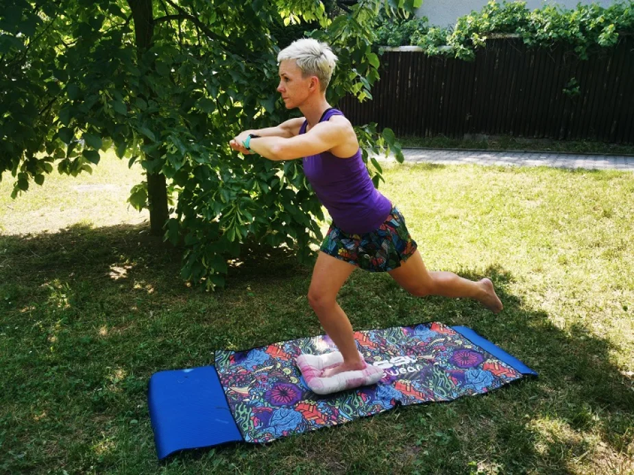 Sylwia wykonuje ćwiczenia stabilizujące w odzieży Nessi Sportswear