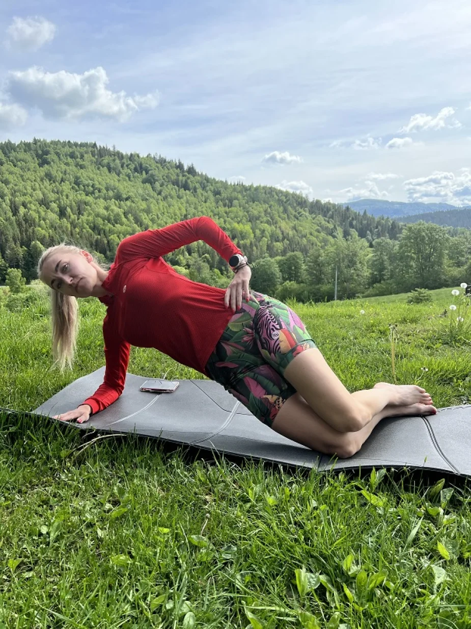 Aleksandra wykonuje ćwiczenie wzmacniające w odzieży Nessi Sportswear