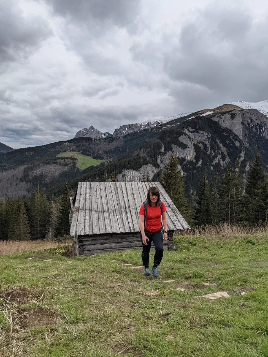 Ola w trakcie trekkingu niebieskim szlakiem, tu na Polanie Stoły, w odzieży Nessi Sport.