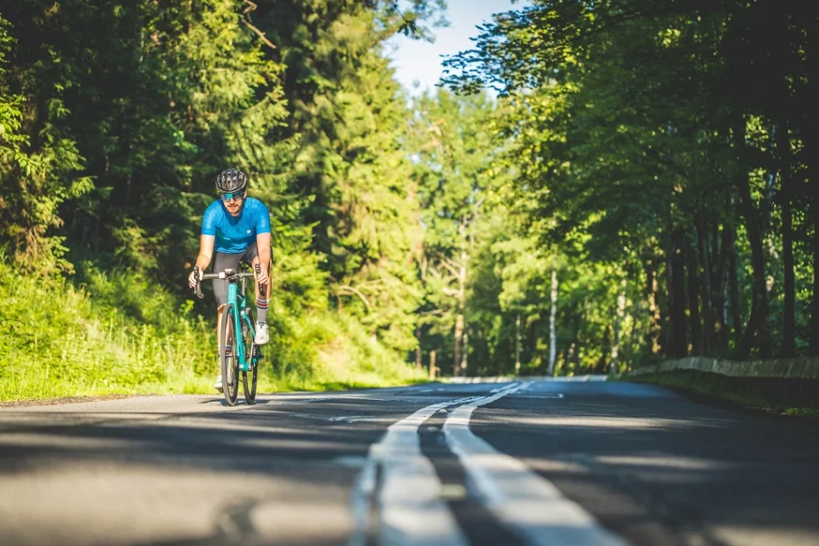 Mateusz Witkowski na zjeździe w koszulce rowerowej Nessi Sportswear