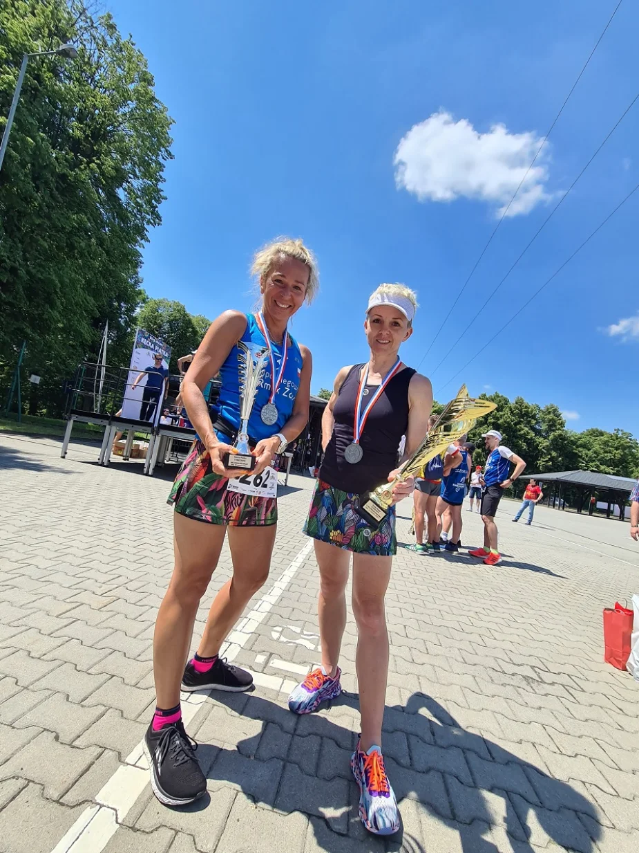 Ania i Sylwia z pucharami w odzieży Nessi Sportswear