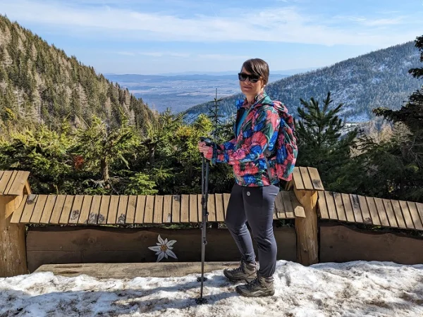 Kije trekkingowe — dlaczego warto chodzić z nimi po górach?