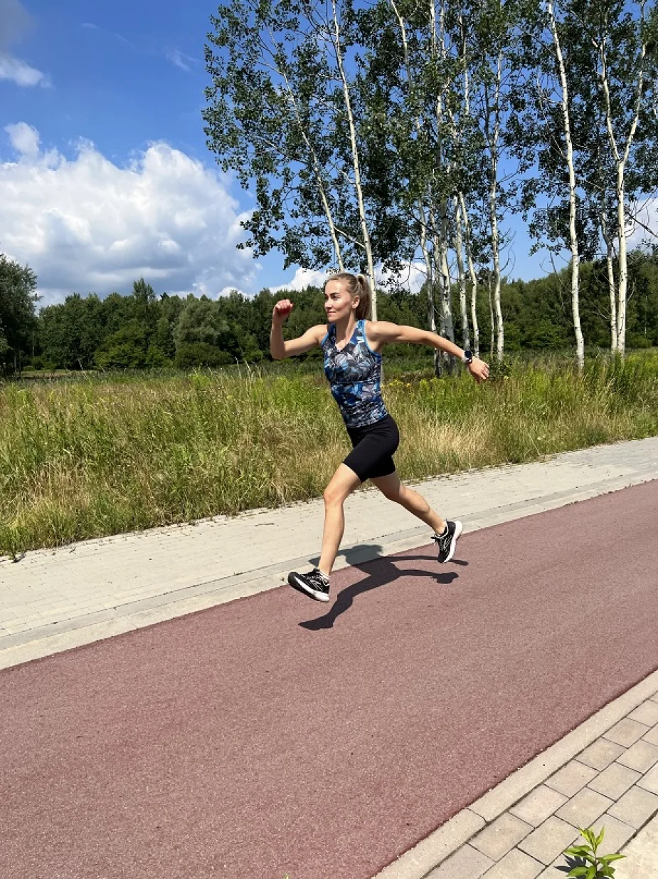 Ola wykonuje wieloskok w odzieży Nessi Sport