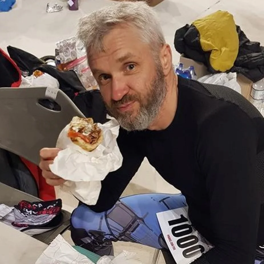 Paweł Żuk podczas przerwy na przekąskę
