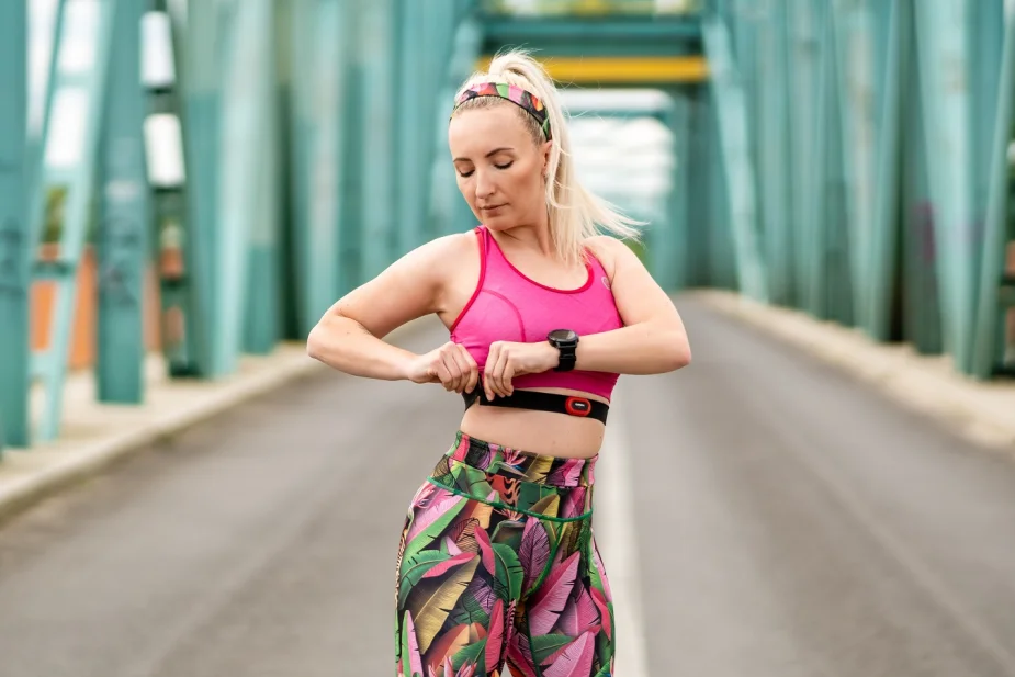 Joanna Świst zakłada pas HR, w odzieży Nessi Sportswear