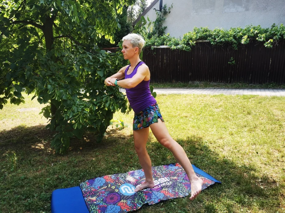 Sylwia wykonuje przenoszenie nogi wolnej w odzieży Nessi Sportswear