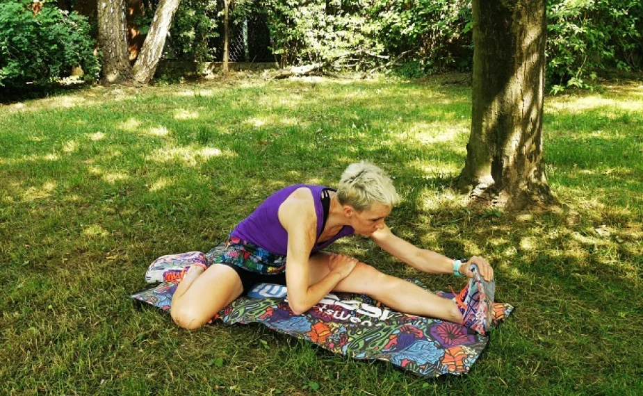 Sylwia Jabłońska rozciąga się w odzieży Nessi Sportswear