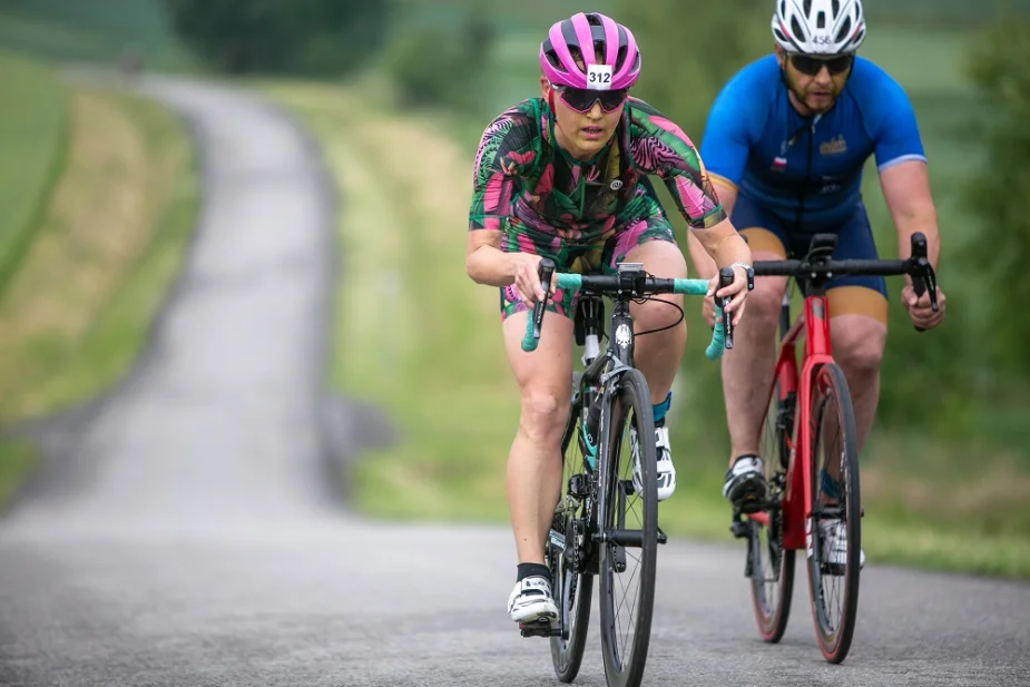 Sabina Bartecka podczas jazdy na rowerze w trisuitcie Nessi Sportswear