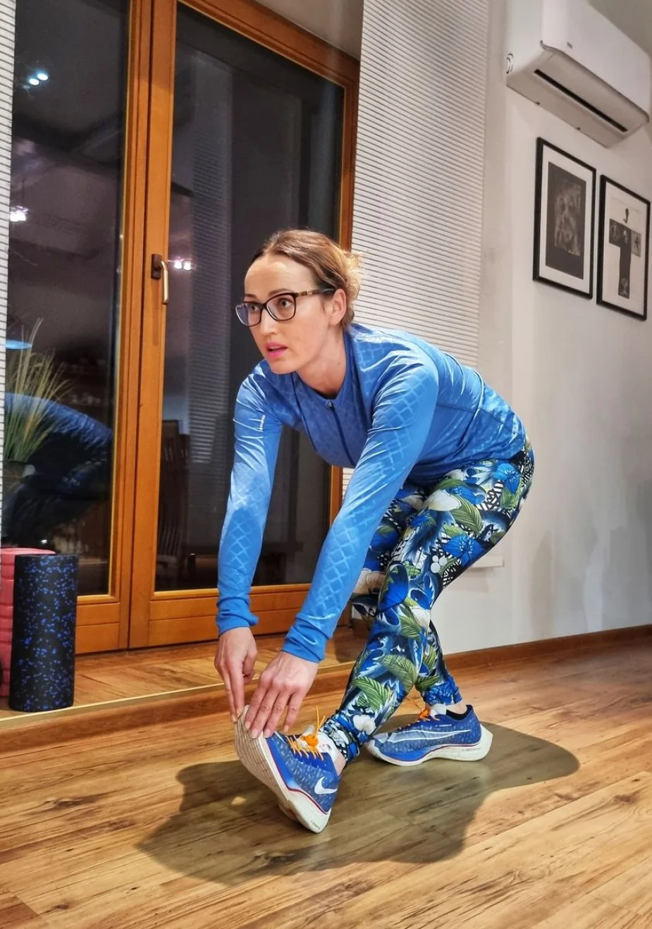 Sabina w trakcie rozgrzewki, w odzieży Nessi Sport.