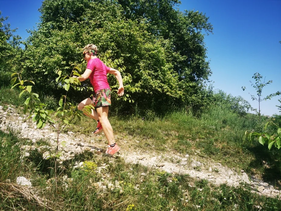 Sylwia Jabłońska w trakcie podbiegu w spódniczce sportowej z legginsami Nessi Sportswear