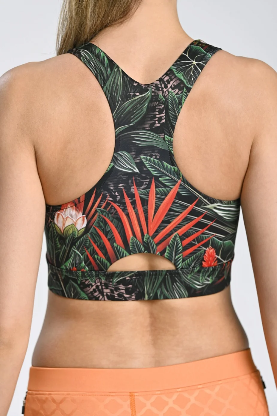 Zbliżenie na tył topu sportowego Selva Tropicana