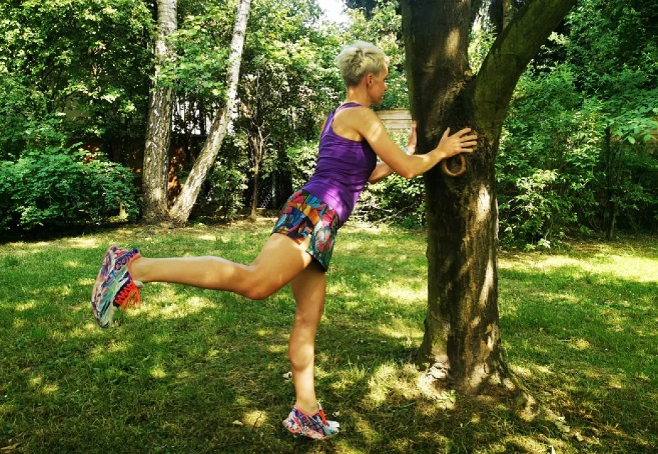Sylwia wykonuje ćwiczenia poprawiające zakres ruchu w odzieży Nessi Sportswear