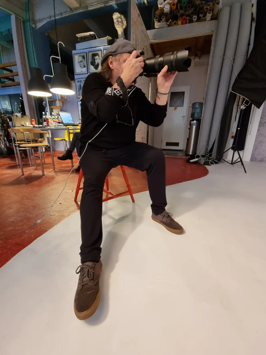 Fotograf Roman podczas sesji zdjęciowej Nessi Sportswear SS2022