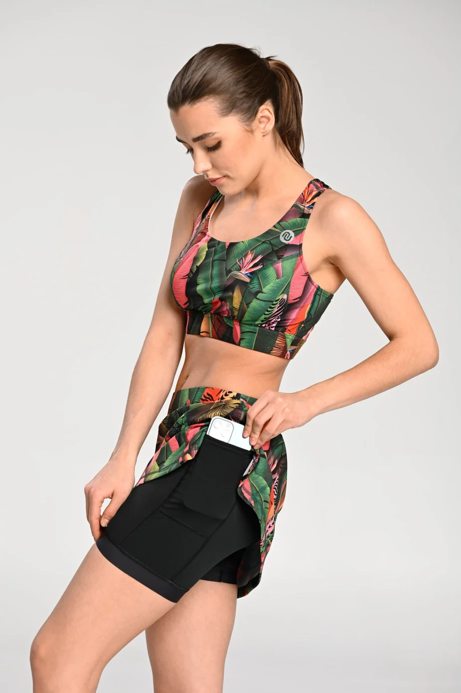 Modelka w spódniczce biegowej z legginsami Nessi Sportswear