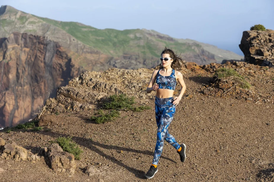 Modelka biegnie w topie i legginsach Nessi Sportswear